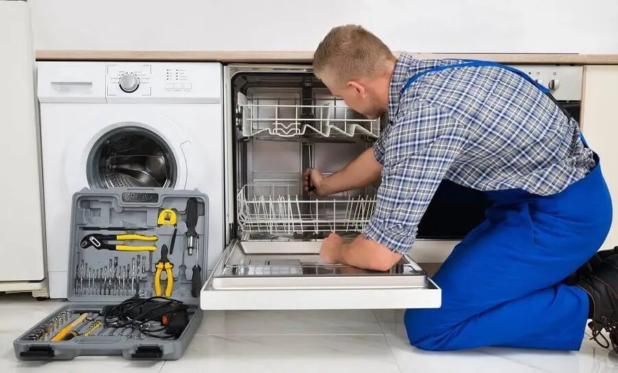 Dilovası Hoover servisi teknisyen ekibi beyaz eşya tamiri yaparken